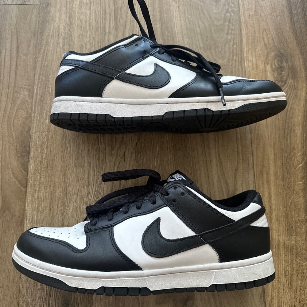 Nike women’s Panda low dunks
